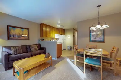 Image de Ski-in / ski-out, condo chien w / spa et sauna partagés, très bien situé