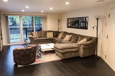 Image de Nouvelle Liste! Condo confortable w / piscine et bain à remous-près des remontées mécaniques et des activités toute l'année
