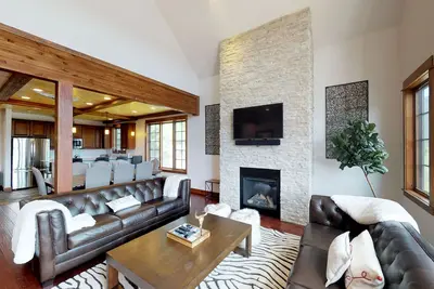 Image de Maison de ville confortable avec bain à remous privé et très bien situé - près des pistes