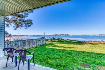 Image de Chalet mignon au bord de l'eau avec W / D privé et une vue magnifique sur la baie
