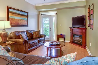 Image de Condo au bord de la rivière avec balcon et piscine / bain à remous partagés - près de Dollywood