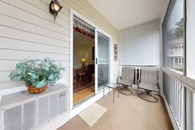 Image de Studio condo, véranda et piscine / table de billard saisonnière - près des plages!