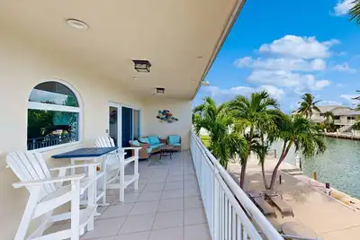 Image de Accueil Waterfront w \/ piscine partagée, bain à remous, dock 35 pieds, et accès Cabana Club!