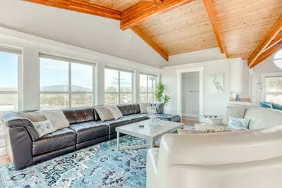 Image de Maison élégante avec bain à remous, sauna et vue sur l'océan - entièrement accessible avec ascenseur!