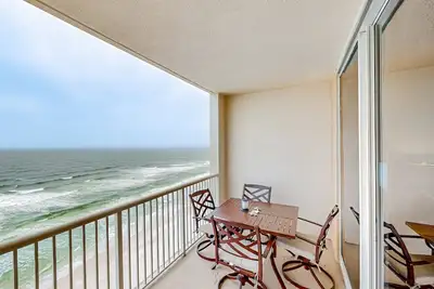 Image de Resort en bord de mer avec piscine, sauna, bain à remous, tennis, vues! Idéal pour les couples!
