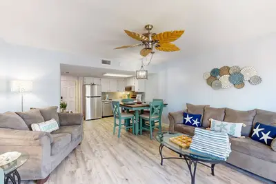 Image de Maison contemporaine acceptant les chiens avec piscine partagée - à deux pâtés de maisons de la plage!