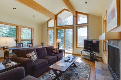 Image de Nouveau! Belle maison w \/ bain à remous privé et sauna! Région de Ketchum \/ Sun Valley!