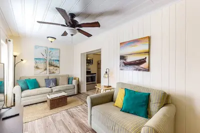 Image de Duplex confortable avec terrasse meublée - à seulement un demi pâté de maisons de la plage!