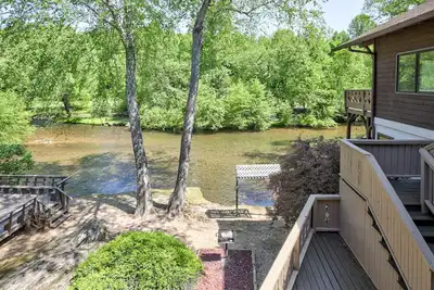 Image de Condo au bord de l'eau avec chiens et patio meublé - en plein centre-ville