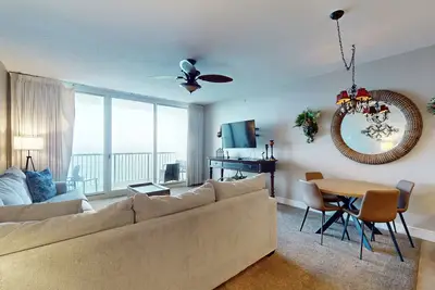 Image de Condo en bord de mer avec vue, accès à la plage, piscine et bain à remous au Majestic Beach Resort