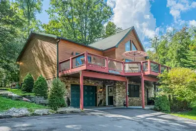 Image de Chalet situé au centre avec 5 suites parentales!