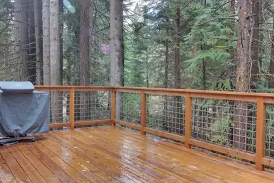 Image de maison de luxe West Shore w \/ belle terrasse - demi-mile de la plage et 10 min. au ski