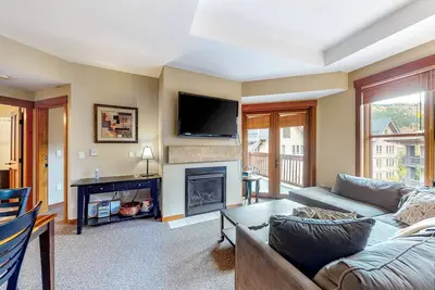 Image de Condo moderne skis aux pieds, avec bain Ă remous et sauna communs - vue sur le village