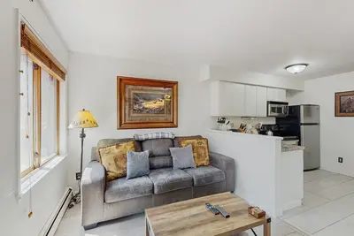 Image de Condo skis aux pieds avec bain à remous et sauna communs - à pied des remontées mécaniques, 2 chiens Ok!