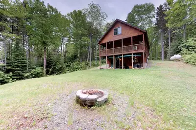 Image de Chalet en bois avec des vues magnifiques sur le lac près des sentiers de plage et de motoneige