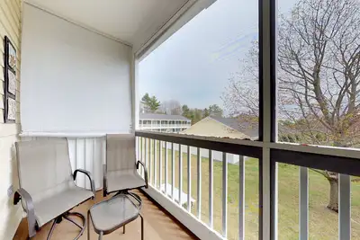 Image de Studio avec balcon et piscine / table de billard ouverte en saison - près des plages!