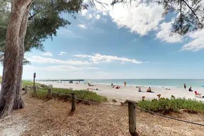 Image de Bord de l'eau, condo chien-friendly w / cuisine complète, balcon meublé, et vue sur le golfe