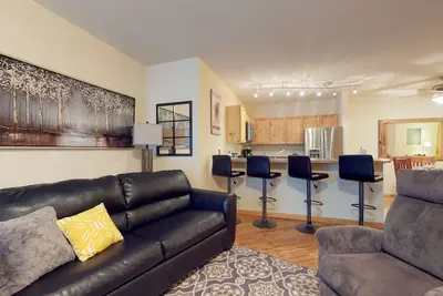 Image de Condo confortable w / bain à remous partagé, terrasse privée, et très bien situé à proximité des pistes