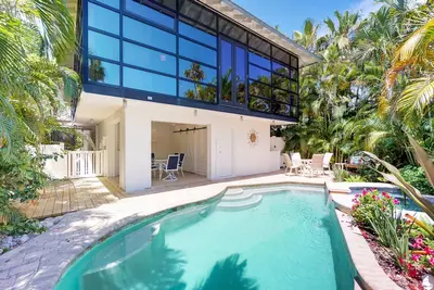 Image de Maison haut de gamme avec piscine et spa privés, cour et fenêtres du sol au plafond