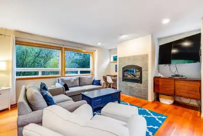 Image de Détente, maison chien-friendly w / patio et salon spacieux. (Mca # 439)