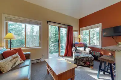 Image de Condo skis aux pieds sur la piste de 4 heures avec bain à remous et sauna communs