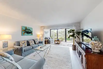 Image de Condo paisible w / piscine partagée, tennis, quai de pêche, et tennis - la sérénité vous attend!
