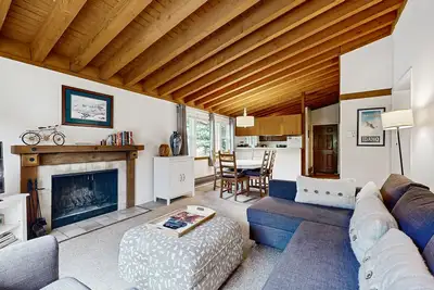 Image de Nouvelle Liste! Condo confortable w / piscine partag��e, bain à remous, sauna - pistes de ski, vues de montagne