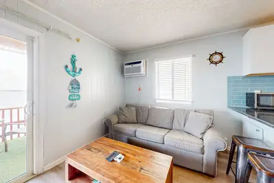 Image de Profitez de la vie de front de mer direct de ce condo w / terrasse meublée et WiFi gratuit!