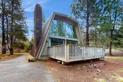 Image de Maison rénovée avec bain à remous privé, laissez-passer Sharc (piscine et plus! ) & terrasse meublée!