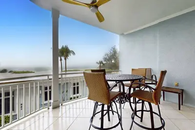Image de Oceanview escapade avec piscine partagée et patio privé - à quelques pas de la plage
