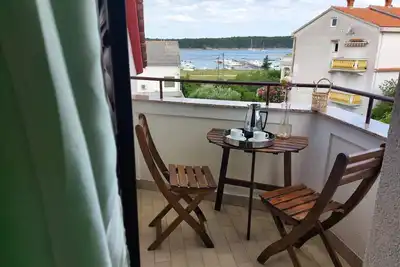 Appartement d'une chambre avec la terrasse et la vue sur le mer Palit, Rab (A-15794-b)