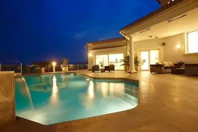 Image de Maison de vacances privée avec bain à remous, Wifi, piscine privée, climatisation, Tv, terrasse