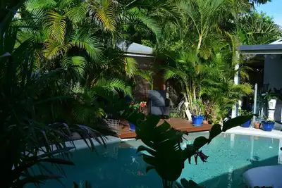 Votre propre oasis de vacances privée entièrement autonome, à 50 mètres de la plage de 4 miles.