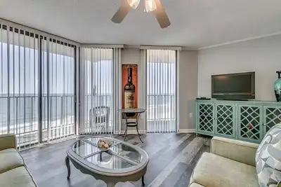 Image de Summit 7f, 4 Chambres Beachfront Condo, Piscine et une Connexion Wi-fi Gratuite!