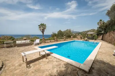 Image de Soleil, confort, détente et un magnifique coucher de soleil depuis la piscine