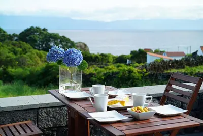 Maison traditionnelle restaurée dans un cadre privé et paisible près de la mer