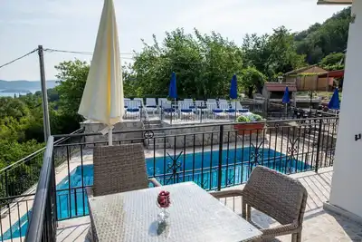 Image de Appartement Hillside avec une vue imprenable sur la mer et les montagnes, la mer 2 km, piscine