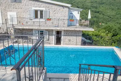 Image de Grande piscine commune, terrasses bien exposées, vue sur la mer et la montagne, à 2 km de la mer