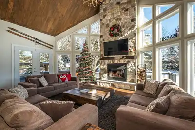 Image de Large Tremblant Ski and Golf Chalet