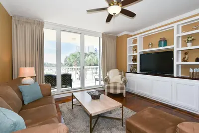 Image de Condo contemporain avec balcon privé et cabane au bord de la piscine!
