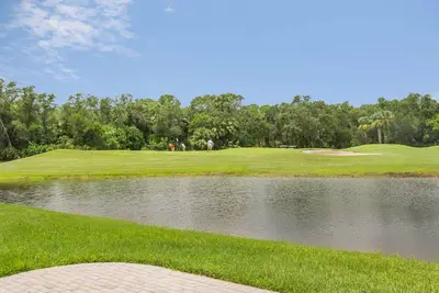 Image de Vue sur le terrain de golf 3/2. 5 Maison de ville avec un garage 2 voitures. Vues sur l'eau! 1929t