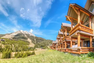 Image de Vrai \"rangée avant\" Saddle Ridge / Club Moonlight / Hot tub / Nouveaux bois durs