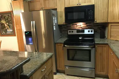 Image de ** Luxe Rénové ** Double Master Suites - Oceanview, A / C Pacific Shores