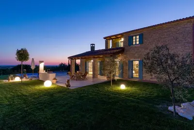 Image de Maison de vacances privée avec climatisation, Wifi, bain à remous, piscine privée, Tv, patio