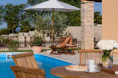 Image de Maison de vacances privée avec bain à remous, piscine privée, climatisation, Wifi, Tv, patio