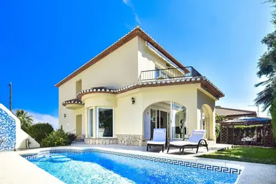 Image de Maison de vacances privée avec piscine privée, climatisation, Wifi, Tv, patio, parking