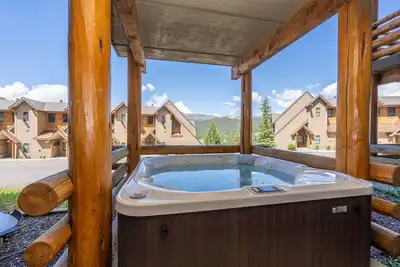 Image de Townhope Slopeside w / ski-in / out, bain à remous privé et accès payant à la piscine partagée
