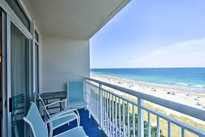 Image de Baywatch Resort Tower 2 Condo au bord de l'océan avec piscines