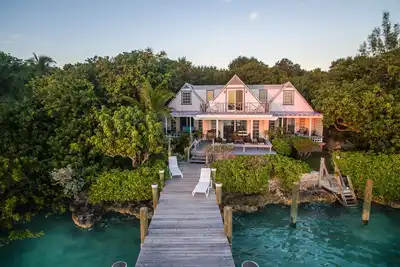 Image de Bay Cottage Home avec un quai privé