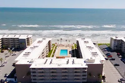 Image de À quelques pas de l'océan et de la piscine sur No Drive Beach à New Smyrna
